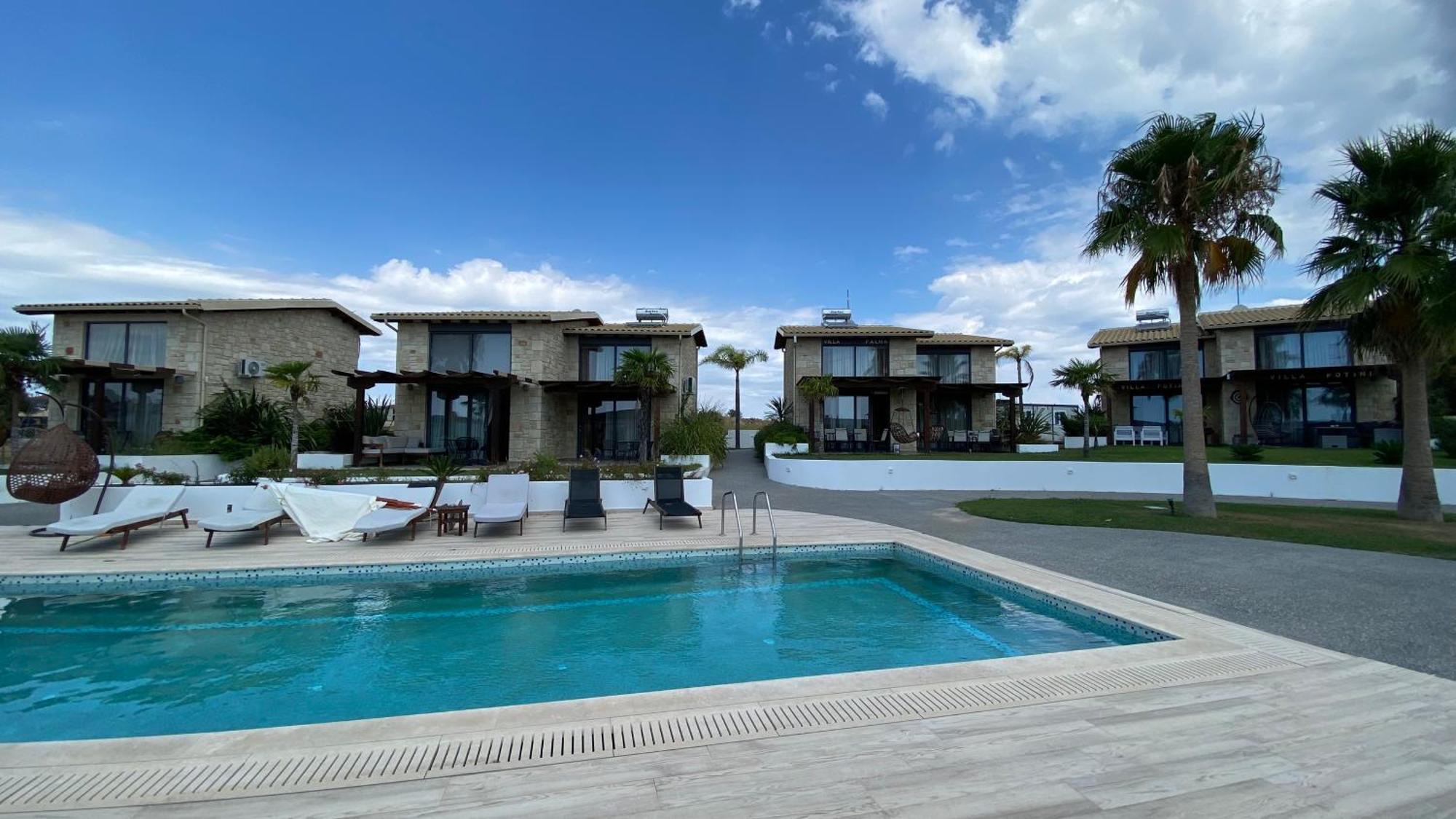 Sunshine Villa: Getaway In Kallithea Villa *